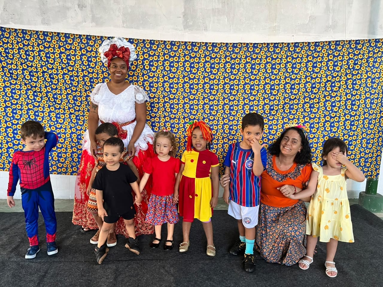 Crianças em apresentação de dança no colégio, com as professoras