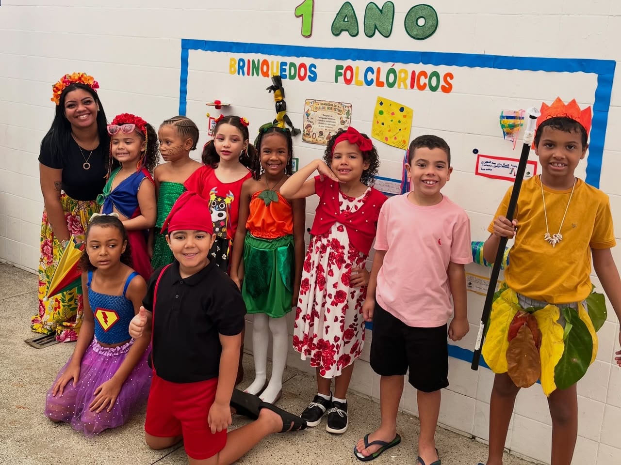 Crianças fantasiadas em frente ao painel