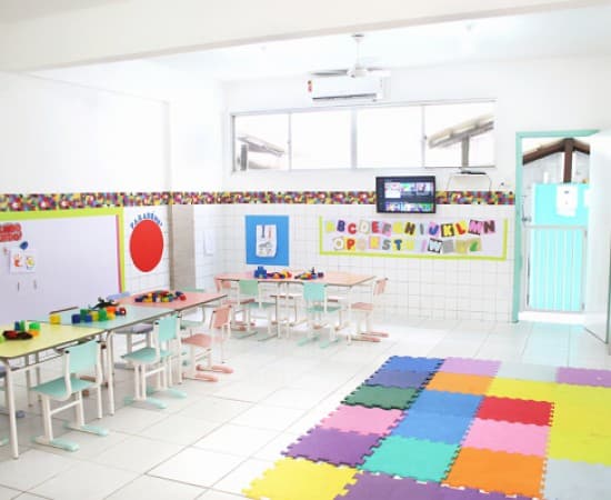 Sala de aula do Colégio Logo com mesinhas e mural do alfabeto