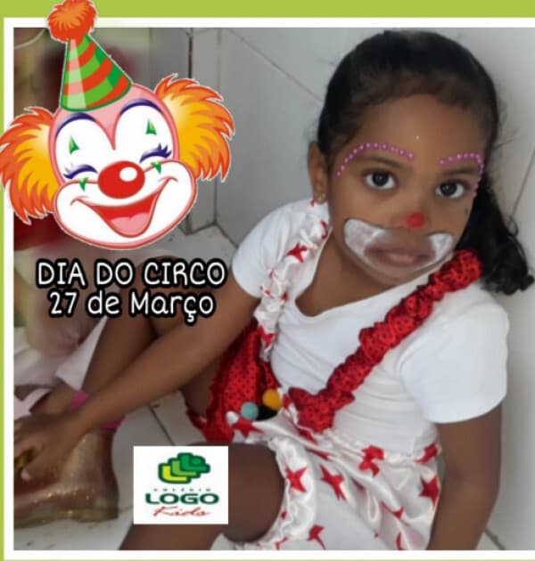 Menina fantasiada ao lado da arte do Dia do Circo, em 27 de março
