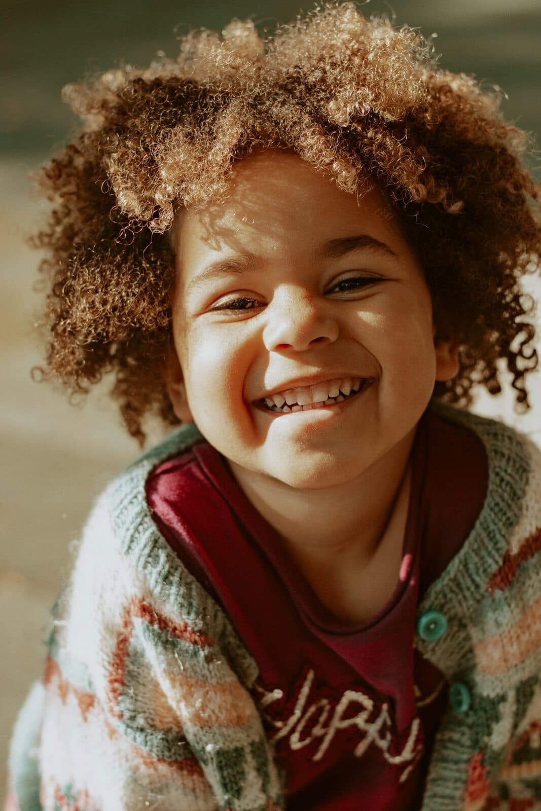 Criança sorrindo durante uma atividade